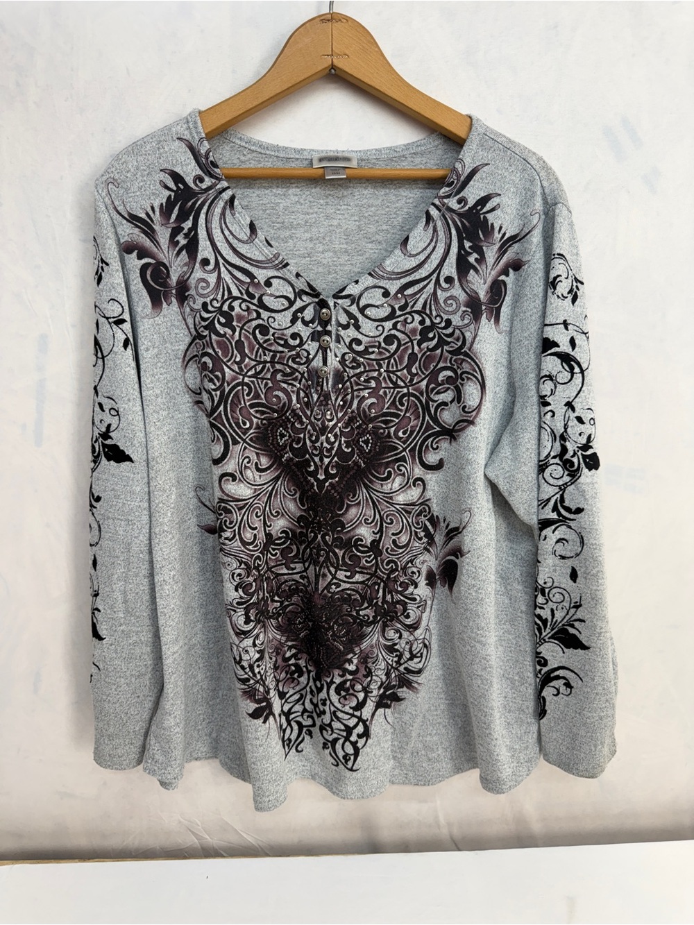 Avenue Gray Long-Sleeve V-Neck Top with Black Ornate Print